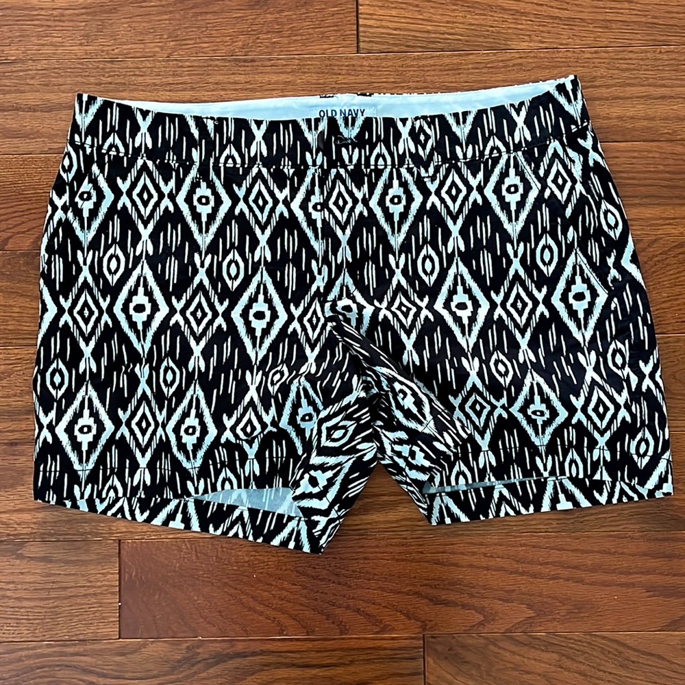 ✨NWOT✨ Old Navy size 8 black and white printed shorts